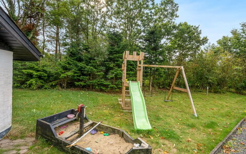 Naumka - 200M to the Fjord: Campo Da Giuoco, Attrezzatura Giochi All'Aperto, Giardino, Scivolo, Pendenza, Backyard, Landscaping, Terreno Di Gioco, Parco, Prato