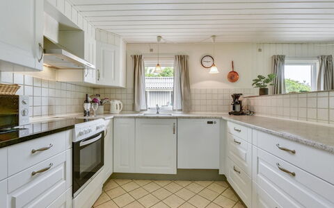 Elizabeth - 400M to the Fjord: Pavimentazione, Cucina, Pavimento, Interior Design, Cabinetry, Controsoffitto, Soffitto, Casa, Elettrodomestico Da Cucina, Piastrella