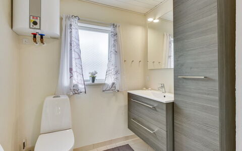 Elizabeth - 400M to the Fjord: Idraulico Fixture, Pavimentazione, Pavimento, Interior Design, Mobiletto Del Bagno, Bagno, Lavello, Lavandino Del Bagno, Gabinetto, Idraulico
