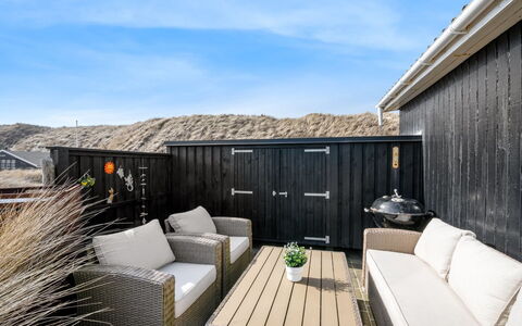 Jorie - 100M from the Sea: Legna, Pavimento, Mobilia, Casa, Latifoglie, Color Legno, Plank, Pavimento In Legno, Deck, Soggiorno