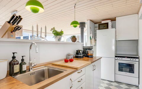 Jorie - 100M from the Sea: Cucina, Elettrodomestico Da Cucina, Controsoffitto, Apparecchio Major, Interior Design, Mobilia, Pavimentazione, Cabinetry, Legna, Lavandino Della Cucina