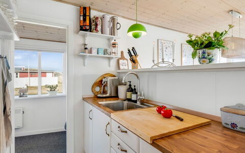 Jorie - 100M from the Sea: Cucina, Controsoffitto, Interior Design, Pavimentazione, Legna, Elettrodomestico Da Cucina, Apparecchio Major, Mobilia, Cabinetry, Pavimento