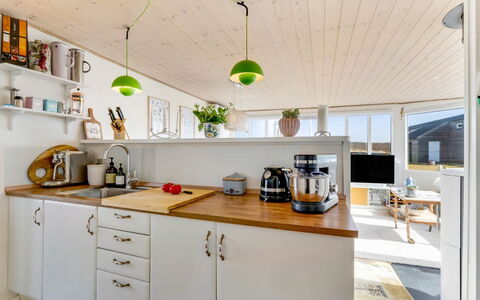 Jorie - 100M from the Sea: Cucina, Controsoffitto, Interior Design, Elettrodomestico Da Cucina, Pavimentazione, Mobilia, Legna, Cabinetry, Soffitto, Apparecchio Major