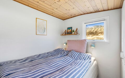 Jorie - 100M from the Sea: Legna, Camera Da Letto, Casa, Letto, Lenzuolo, Bedding, Telaio Del Letto, Latifoglie, Biancheria, Design