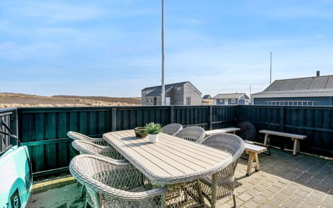 Jorie - 100M from the Sea: Cielo, Casa, Tetto, Shade, Recinzione