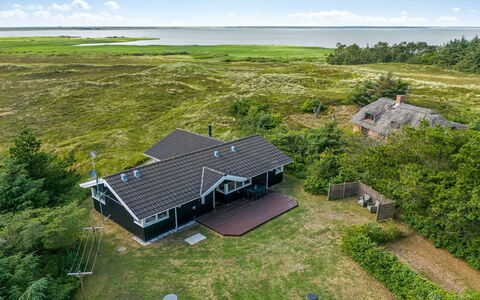 Leona - 250M to the Fjord: Zona Residenziale, Tetto, Sobborgo, Driveway, Estate, Camino