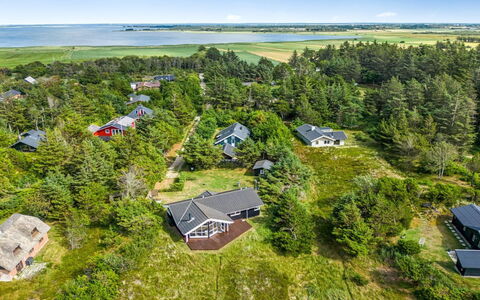 Leona - 250M to the Fjord: Zona Residenziale, Tetto, Sobborgo, Driveway, Estate, Camino