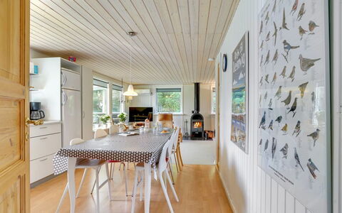 Ulrike - 600M to the Fjord: Mobilia, Interior Design, Pavimentazione, Legna, Pavimento, Soffitto, Pavimento In Legno, Sedia, Tavolo, Illuminazione