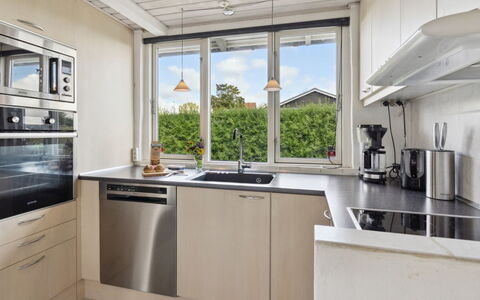 Mena - 200M from the Sea: Tetto, Casa, Casa, Villetta, Raccordo, Estate, Driveway, Edifici Giardino, Cortile, Capannone