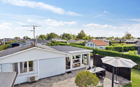 Mena - 200M from the Sea: Tetto, Casa, Casa, Villetta, Raccordo, Estate, Driveway, Edifici Giardino, Cortile, Capannone