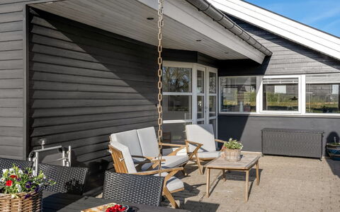 Joannes - 200M from the Sea: Mobilia, Interior Design, Pavimentazione, Legna, Pavimento, Soffitto, Pavimento In Legno, Sedia, Tavolo, Illuminazione