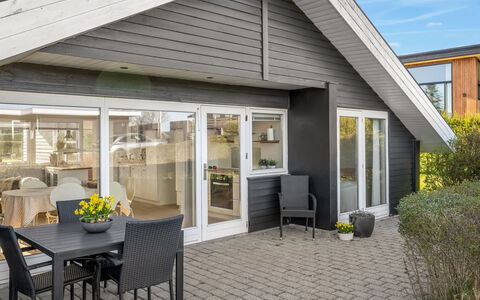 Joannes - 200M from the Sea: Mobilia, Interior Design, Pavimentazione, Legna, Pavimento, Soffitto, Pavimento In Legno, Sedia, Tavolo, Illuminazione