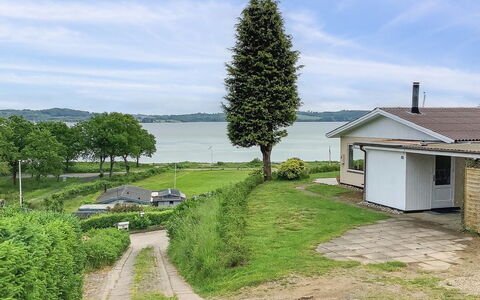 Launo - 150M to the Fjord: Tetto, Casa, Casa, Villetta, Raccordo, Estate, Driveway, Edifici Giardino, Cortile, Capannone