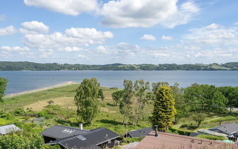 Launo - 150M to the Fjord: Tetto, Casa, Casa, Villetta, Raccordo, Estate, Driveway, Edifici Giardino, Cortile, Capannone