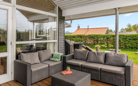 Nine - 200M from the Sea: Tetto, Casa, Casa, Villetta, Raccordo, Estate, Driveway, Edifici Giardino, Cortile, Capannone