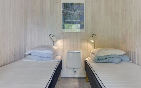 Agnita - 300M from the Sea: Letto, Camera Da Letto, Pavimentazione, Legna, Pavimento, Lenzuolo, Bedding, Interior Design, Soffitto, Camera