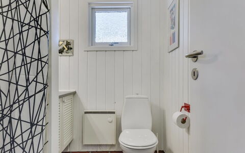 Agnita - 300M from the Sea: Toilet Seat, Pavimentazione, Parete, Gabinetto, Bagno, Pavimento, Idraulico Fixture, Interior Design, Piastrella, Idraulico