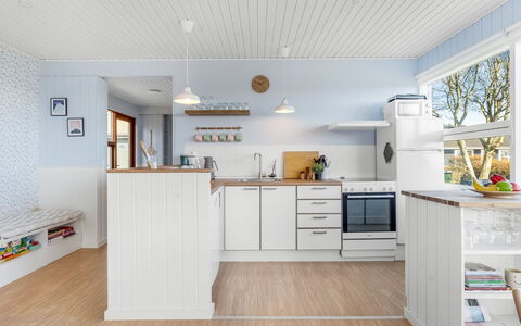 Giselle - 150M from the Sea: Cucina, Pavimentazione, Interior Design, Legna, Elettrodomestico Da Cucina, Apparecchio Major, Controsoffitto, Mobilia, Soffitto, Pavimento