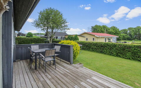 Giselle - 150M from the Sea: Casa, Portico, Groundcover, Giardino, Deck, Shade, Villetta, Prato, Plank, Cortile