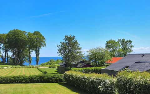 Giselle - 150M from the Sea: Blu, Verde, Arbusto, Paesaggio, Lotto, Giardino, Groundcover, Prato, Landscaping