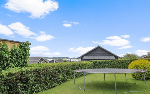Giselle - 150M from the Sea: Arbusto, Hedge, Groundcover, Giardino, Prato, Shade, Landscaping, Cortile, Erba Sintetica