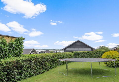 Giselle - 150M from the Sea: Arbusto, Hedge, Groundcover, Giardino, Prato, Shade, Landscaping, Cortile, Erba Sintetica
