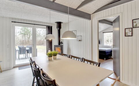Hariette: Legna, Interior Design, Soffitto, Lampada, Mobilia, Pavimentazione, Cucina & Sala Da Pranzo Tavolo, Pavimento, Casa, Sala Da Pranzo