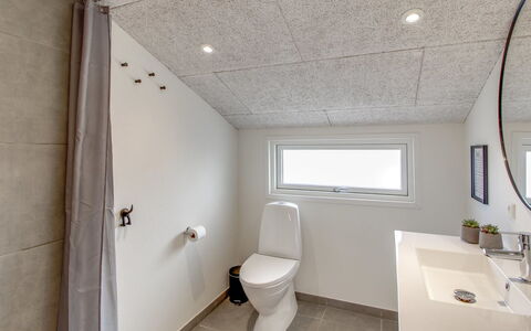 Hariette: Parete, Pavimentazione, Idraulico Fixture, Soffitto, Pavimento, Interior Design, Lampada, Bagno, Illuminazione, Idraulico