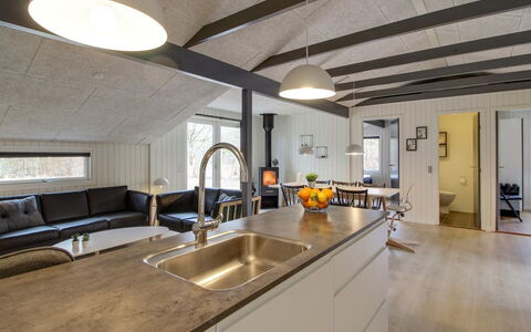 Hariette: Legna, Soffitto, Pavimentazione, Cucina, Interior Design, Lampada, Controsoffitto, Pavimento, Mobilia, Pavimento In Legno