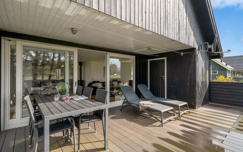 Aleida - 100M to the Fjord: Mobilia, Interior Design, Pavimentazione, Legna, Pavimento, Soffitto, Pavimento In Legno, Sedia, Tavolo, Illuminazione