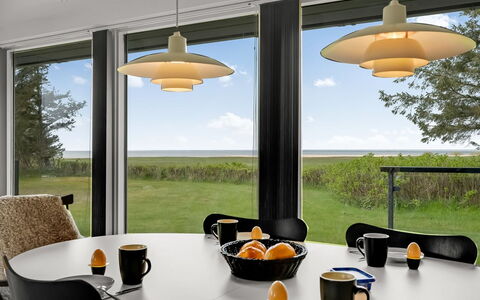 Aleida - 100M to the Fjord: Mobilia, Interior Design, Pavimentazione, Legna, Pavimento, Soffitto, Pavimento In Legno, Sedia, Tavolo, Illuminazione