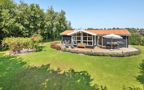 Kai - 500M to the Fjord: Zona Residenziale, Tetto, Sobborgo, Driveway, Estate, Camino