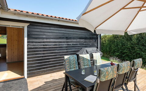 Kai - 500M to the Fjord: Zona Residenziale, Tetto, Sobborgo, Driveway, Estate, Camino