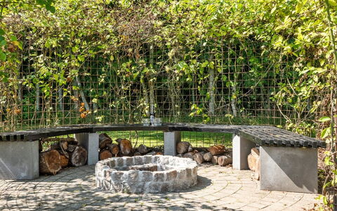 Kai - 500M to the Fjord: Zona Residenziale, Tetto, Sobborgo, Driveway, Estate, Camino