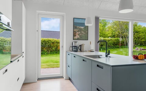 Elso - 600M to the Fjord: Cucina, Controsoffitto, Interior Design, Pavimentazione, Mobilia, Idraulico Fixture, Elettrodomestico Da Cucina, Casa, Cabinetry, Rubinetto