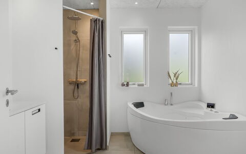 Elso - 600M to the Fjord: Idraulico Fixture, Pavimentazione, Bagno, Interior Design, Pavimento, Lavello, Rubinetto, Idraulico, Soffitto, Vasca Da Bagno