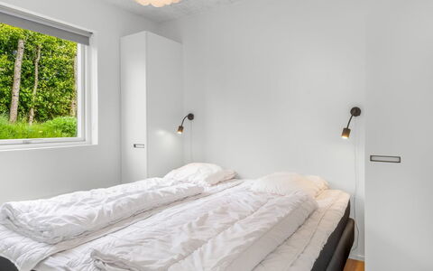 Elso - 600M to the Fjord: Camera Da Letto, Letto, Parete, Interior Design, Soffitto, Bedding, Lenzuolo, Illuminazione, Camera, Telaio Del Letto