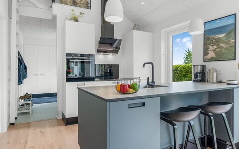 Elso - 600M to the Fjord: Cucina, Controsoffitto, Mobilia, Elettrodomestico Da Cucina, Interior Design, Pavimentazione, Cabinetry, Apparecchio Major, Pavimento, Soffitto