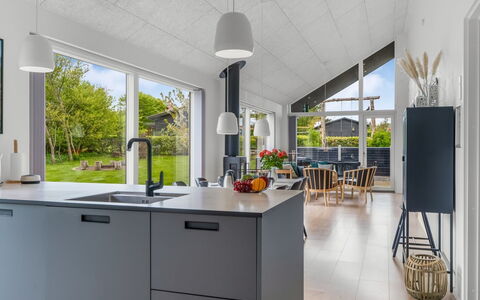 Elso - 600M to the Fjord: Cucina, Controsoffitto, Elettrodomestico Da Cucina, Pavimentazione, Mobilia, Interior Design, Pavimento, Casa, Soffitto, Apparecchio Major