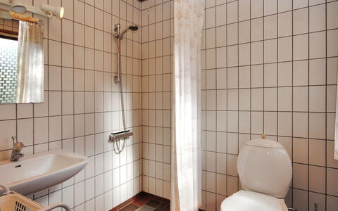 Neven - 900M from the Sea: Bagno, Idraulico Fixture, Lavandino Del Bagno, Parete, Toilet Seat, Lavello, Pavimentazione, Pavimento, Gabinetto, Interior Design