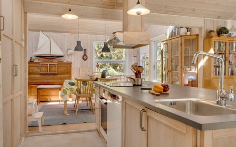 Eroll - 1.8Km from the Sea: Cucina, Interior Design, Mobilia, Controsoffitto, Legna, Lampada, Pavimentazione, Soffitto, Cabinetry, Illuminazione