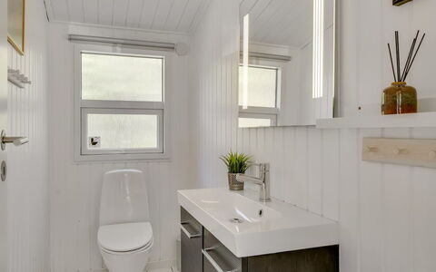 Eroll - 1.8Km from the Sea: Parete, Idraulico Fixture, Pavimentazione, Legna, Interior Design, Pavimento, Bagno, Lavello, Soffitto, Rubinetto