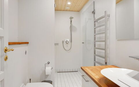 Gertrudis - 2Km to the Fjord: Pavimentazione, Idraulico Fixture, Interior Design, Parete, Bagno, Pavimento, Legna, Lavello, Soffitto, Rubinetto