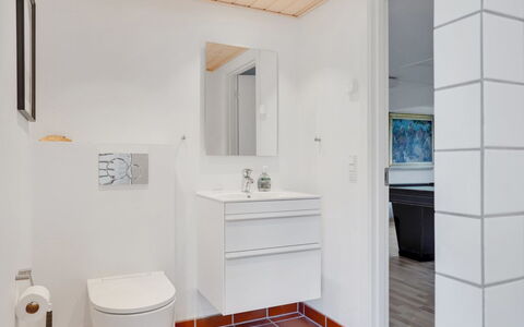 Gertrudis - 2Km to the Fjord: Pavimentazione, Pavimento, Idraulico Fixture, Interior Design, Legna, Bagno, Lavello, Gabinetto, Soffitto, Toilet Seat