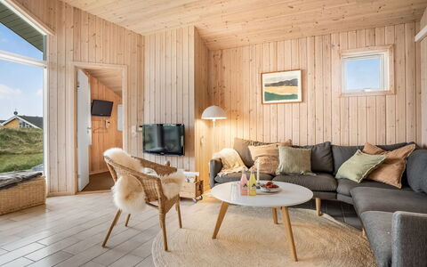 Tecumseh - 150M from the Sea: Mobilia, Interior Design, Pavimentazione, Legna, Pavimento, Soffitto, Pavimento In Legno, Sedia, Tavolo, Illuminazione