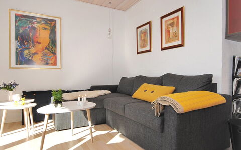 Rejhana - 500M to the Fjord: Mobilia, Interior Design, Divano, Pavimentazione, Pavimento, Parete, Legna, Soggiorno, Tavolo, Casa