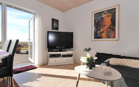 Rejhana - 500M to the Fjord: Mobilia, Interior Design, Pavimentazione, Pavimento, Legna, Pavimento In Legno, Soffitto, Camera, Soggiorno, Tavolo