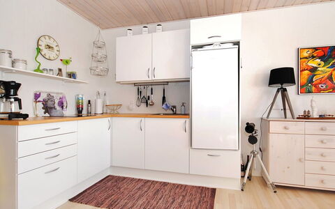 Rejhana - 500M to the Fjord: Pavimentazione, Cucina, Legna, Elettrodomestico Da Cucina, Apparecchio Major, Cabinetry, Interior Design, Controsoffitto, Pavimento, Mobilia