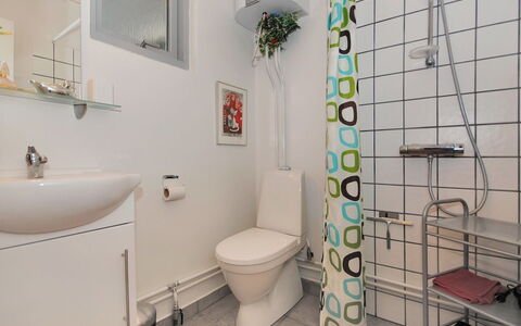 Rejhana - 500M to the Fjord: Bagno, Toilet Seat, Idraulico Fixture, Interior Design, Gabinetto, Pavimentazione, Pavimento, Lavandino Del Bagno, Lavello, Idraulico