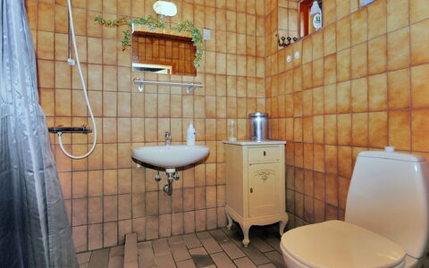 Palle - 2Km from the Sea: Idraulico Fixture, Bagno, Pavimentazione, Interior Design, Pavimento, Lavandino Del Bagno, Rubinetto, Lavello, Idraulico, Piastrella